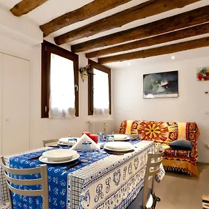 In The Heart Of Apartamento Venecia